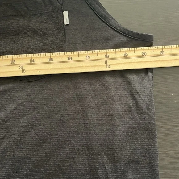 Vuori Men's Tradewind Performance Tank Top Size M Sleeveless Pocket Black EUC - Picture 8 of 10